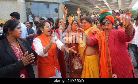 Bhopal, Inde. 10th mars 2022. Les militants du parti Bharatiya Janata Mahila Morcha dansent alors qu'ils célèbrent la victoire du parti dans l'Uttar Pradesh, Uttarakhand, Manipur et Goa State Assembly Election au siège de l'Etat du BJP. Le Parti Bharatiya Janata doit conserver le pouvoir dans l'Uttar Pradesh, l'Uttarakhand, le Manipur et le Goa, tandis que le Parti AAM Aadmi a arraché le Punjab du Congrès. Crédit : SOPA Images Limited/Alamy Live News Banque D'Images