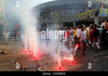 Bhopal, Inde. 10th mars 2022. Les travailleurs du parti Bharatiya Janata brûlent des pétards lorsqu'ils célèbrent la victoire du parti dans l'Uttar Pradesh, Uttarakhand, Manipur et Goa State Assembly Election au siège de l'Etat du BJP. Le Parti Bharatiya Janata doit conserver le pouvoir dans l'Uttar Pradesh, l'Uttarakhand, le Manipur et le Goa, tandis que le Parti AAM Aadmi a arraché le Punjab du Congrès. Crédit : SOPA Images Limited/Alamy Live News Banque D'Images