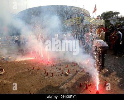 Bhopal, Inde. 10th mars 2022. Les travailleurs du parti Bharatiya Janata brûlent des pétards lorsqu'ils célèbrent la victoire du parti dans l'Uttar Pradesh, Uttarakhand, Manipur et Goa State Assembly Election au siège de l'Etat du BJP. Le Parti Bharatiya Janata doit conserver le pouvoir dans l'Uttar Pradesh, l'Uttarakhand, le Manipur et le Goa, tandis que le Parti AAM Aadmi a arraché le Punjab du Congrès. Crédit : SOPA Images Limited/Alamy Live News Banque D'Images