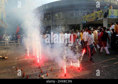 Bhopal, Inde. 10th mars 2022. Les travailleurs du parti Bharatiya Janata brûlent des pétards lorsqu'ils célèbrent la victoire du parti dans l'Uttar Pradesh, Uttarakhand, Manipur et Goa State Assembly Election au siège de l'Etat du BJP. Le Parti Bharatiya Janata doit conserver le pouvoir dans l'Uttar Pradesh, l'Uttarakhand, le Manipur et le Goa, tandis que le Parti AAM Aadmi a arraché le Punjab du Congrès. (Photo de Sanjeev Gupta/SOPA Images/Sipa USA) crédit: SIPA USA/Alay Live News Banque D'Images