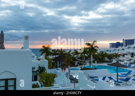 La vue depuis les terrasses du beau coucher de soleil sur la plage Banque D'Images