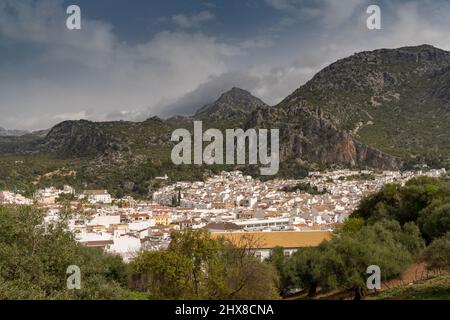 Vue sur la ville andalouse d'Ubrique, dans le parc naturel de Los Alcornocales Banque D'Images