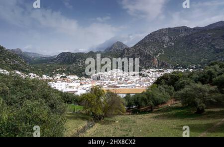 Vue sur la ville andalouse d'Ubrique, dans le parc naturel de Los Alcornocales Banque D'Images