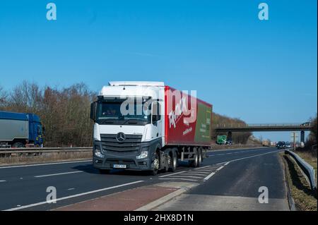 TK Maxx Mercedes Actros camion voyageant le long de la voie de contournement Sud A47 Norwich Norfolk Banque D'Images