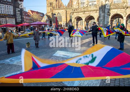 Brême, Allemagne. 10th mars 2022. Les membres de l'Initiative Tibet l'Allemagne et les Tibétains se tiennent pour une veillée sur la place du marché. Chaque année, le 10 mars, les Tibétains du monde entier se souviennent du soulèvement du peuple tibétain du 10 mars 1959, qui a été mis à mal par les troupes chinoises et à la suite duquel le Dalaï Lama a dû fuir le Tibet. Credit: Sina Schuldt/dpa/Alay Live News Banque D'Images