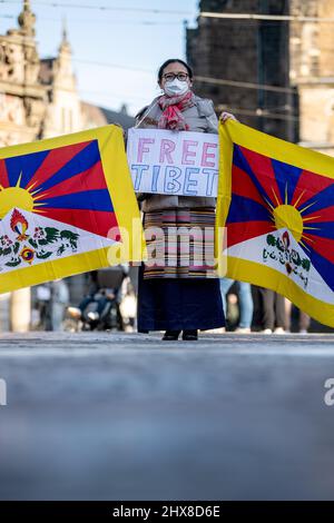 Brême, Allemagne. 10th mars 2022. Les membres de l'Initiative Tibet l'Allemagne et les Tibétains se tiennent pour une veillée sur la place du marché. Chaque année, le 10 mars, les Tibétains du monde entier se souviennent du soulèvement du peuple tibétain du 10 mars 1959, qui a été mis à mal par les troupes chinoises et à la suite duquel le Dalaï Lama a dû fuir le Tibet. Credit: Sina Schuldt/dpa/Alay Live News Banque D'Images