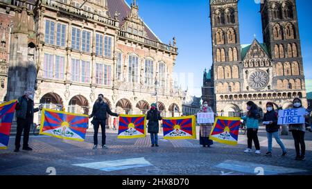 Brême, Allemagne. 10th mars 2022. Les membres de l'Initiative Tibet l'Allemagne et les Tibétains se tiennent pour une veillée sur la place du marché. Chaque année, le 10 mars, les Tibétains du monde entier se souviennent du soulèvement du peuple tibétain du 10 mars 1959, qui a été mis à mal par les troupes chinoises et à la suite duquel le Dalaï Lama a dû fuir le Tibet. Credit: Sina Schuldt/dpa/Alay Live News Banque D'Images