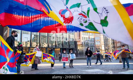 Brême, Allemagne. 10th mars 2022. Les membres de l'Initiative Tibet l'Allemagne et les Tibétains se tiennent pour une veillée sur la place du marché. Chaque année, le 10 mars, les Tibétains du monde entier se souviennent du soulèvement du peuple tibétain du 10 mars 1959, qui a été mis à mal par les troupes chinoises et à la suite duquel le Dalaï Lama a dû fuir le Tibet. Credit: Sina Schuldt/dpa/Alay Live News Banque D'Images