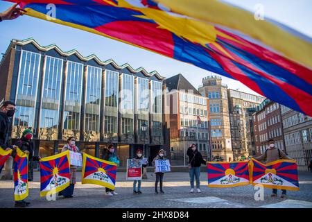 Brême, Allemagne. 10th mars 2022. Les membres de l'Initiative Tibet l'Allemagne et les Tibétains se tiennent pour une veillée sur la place du marché. Chaque année, le 10 mars, les Tibétains du monde entier se souviennent du soulèvement du peuple tibétain du 10 mars 1959, qui a été mis à mal par les troupes chinoises et à la suite duquel le Dalaï Lama a dû fuir le Tibet. Credit: Sina Schuldt/dpa/Alay Live News Banque D'Images