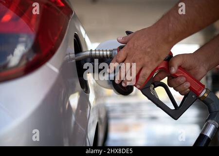 Sao Paulo, Brésil. 10th mars 2022. Voiture ravitaillée en carburant à une station-service de Sao Paulo, au Brésil, le 10 mars 2022. La compagnie pétrolière brésilienne Petrobras a annoncé que, au 11 mars 2022, le prix de vente moyen de l'essence aux distributeurs augmentera de 18,8 % alors que le diesel augmentera de 24,9 %. Le gaz de cuisson augmentera également de 16,1 %. (Photo par Igor do Vale/Sipa USA) crédit: SIPA USA/Alay Live News Banque D'Images