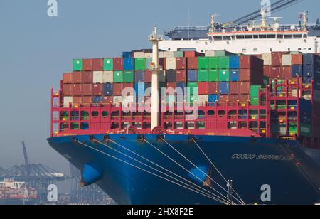 Port de Felixstowe dans le Suffolk avec le navire à conteneurs 'Cosco Shipping star' dans le quai. Felixstowe fait partie de Freeport East, une plaque tournante du commerce mondial Banque D'Images