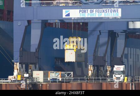 Port de Felixstowe dans le Suffolk avec un conteneur chargé à l'arrière d'un camion. Felixstowe fait partie de Freeport East, une plaque tournante du commerce mondial Banque D'Images