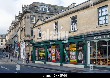 Fermeture du magasin Orvis à Bath avec une vente de 50 %, 1 Pulteney Bridge, ville de Bath, Somerset, Angleterre, ROYAUME-UNI Banque D'Images