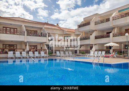 Grande piscine entourée d'appartements spacieux faisant partie du complexe résidentiel et de vacances Andorre, Tenerife, Iles Canaries, Espagne Banque D'Images