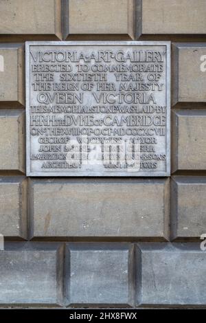 Plaque de commémoration de la Victoria Art Gallery, ville de Bath, site classé au patrimoine mondial de l'UNESCO, Somerset, Angleterre, Royaume-Uni Banque D'Images
