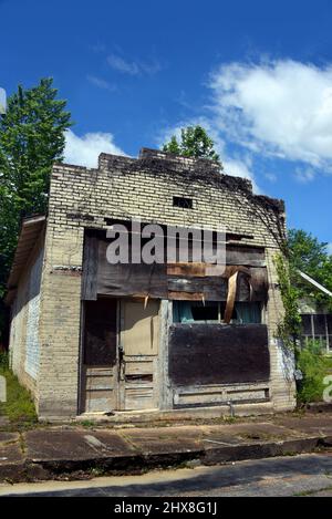 L'épicerie du quartier est ouverte et fermée. Les bâtiments abandonnés sont délabrés et en réparation. Extérieur avec peinture écaillée Havane. Banque D'Images