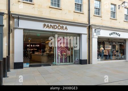 Gros plan de l'extérieur du magasin Pandora à St Lawrence Street, Southgate, Bath, Angleterre, Royaume-Uni Banque D'Images