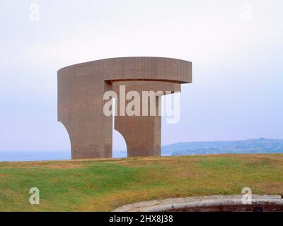 'EL ELOGIO DEL HORIZONTE' EN EL CERRO DE SANTA CATALINA - 1989. Auteur: EDUARDO CHILLIDA (1924-2002). Emplacement : EXTÉRIEUR. Gijón. ASTURIES. ESPAGNE. Banque D'Images