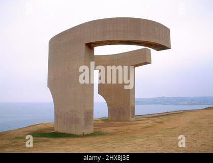 'EL ELOGIO DEL HORIZONTE' EN EL CERRO DE SANTA CATALINA - 1989. Auteur: EDUARDO CHILLIDA (1924-2002). Emplacement : EXTÉRIEUR. Gijón. ASTURIES. ESPAGNE. Banque D'Images