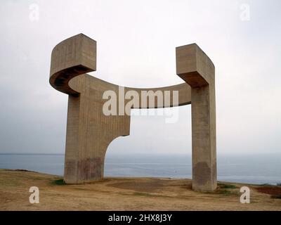 'EL ELOGIO DEL HORIZONTE' EN EL CERRO DE SANTA CATALINA - 1989. Auteur: EDUARDO CHILLIDA (1924-2002). Emplacement : EXTÉRIEUR. Gijón. ASTURIES. ESPAGNE. Banque D'Images