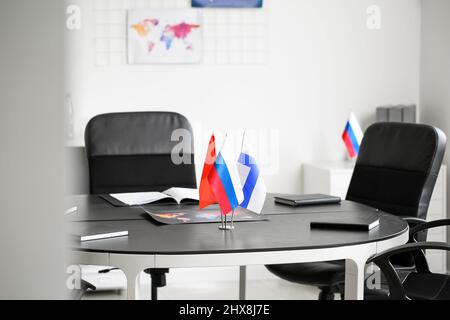 Différents drapeaux sur une table sombre dans le bureau Banque D'Images