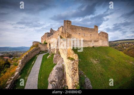 Château médiéval de Beckov en paysage d'automne au coucher du soleil, Slovaquie, Europe. Banque D'Images