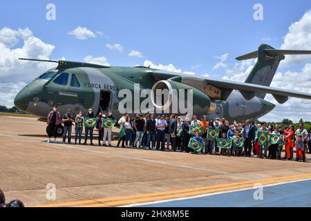 Brasilia, Brésil. 10th mars 2022. BRASÍLIA, DF - 10.03.2022: BRASILEIROS REPATRIADOS CHEGAM NO BRASIL - ce jeudi (10) le Président Jair Bolsonaro accompagne l'arrivée au Brésil de Brésiliens rapatriés qui ont fui la guerre en Ukraine et qui sont à Varsovie, la capitale de la Pologne. (Photo: Antonio Molina/Fotoarena) crédit: Foto Arena LTDA/Alay Live News Banque D'Images