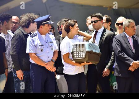 Brasilia, Brésil. 10th mars 2022. BRASÍLIA, DF - 10.03.2022: BRASILEIROS REPATRIADOS CHEGAM NO BRASIL - ce jeudi (10) le Président Jair Bolsonaro accompagne l'arrivée au Brésil de Brésiliens rapatriés qui ont fui la guerre en Ukraine et qui sont à Varsovie, la capitale de la Pologne. (Photo: Antonio Molina/Fotoarena) crédit: Foto Arena LTDA/Alay Live News Banque D'Images