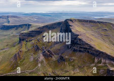 Une montagne majestueuse avec des formations rocheuses spectaculaires pointe vers le ciel. Banque D'Images