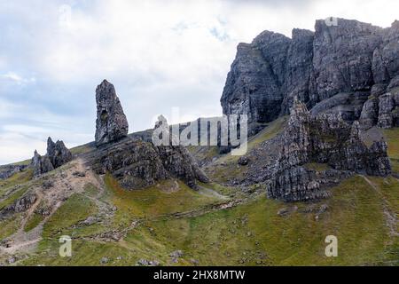 Cette majestueuse formation de roche spectaculaire pointe vers le ciel. Banque D'Images