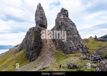Cette majestueuse formation de roche spectaculaire pointe vers le ciel. Banque D'Images