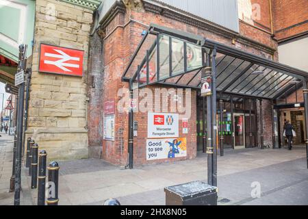 Vue à l'extérieur de l'entrée principale de la gare de Worcester Foregate Street, Royaume-Uni. Banque D'Images