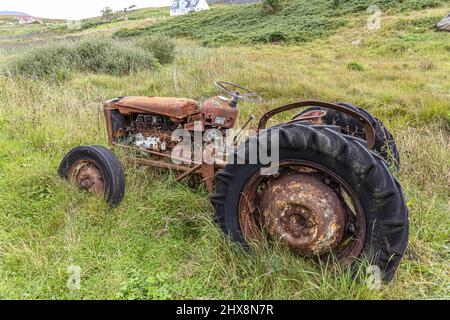 Un vieux tracteur rouillé chez APPLECROSS, Highland, Écosse, Royaume-Uni. Banque D'Images