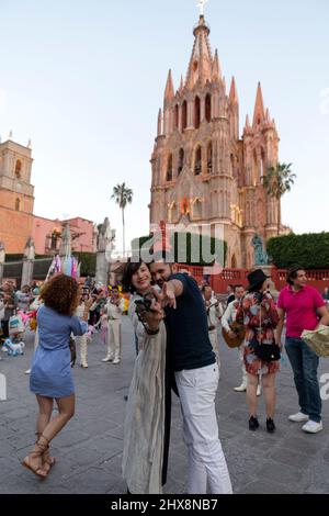 Mexique, Etat de Guanajuato, San Miguel de Allende, Parroquia de San Miguel Arcángel, couple posant et ayant du plaisir devant l'église. Banque D'Images