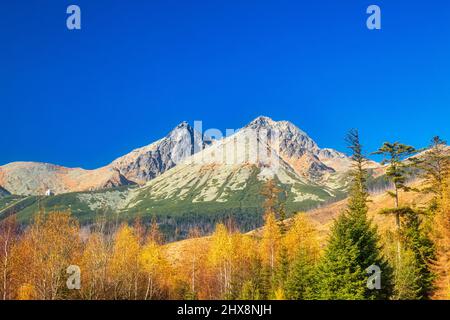 Lomnica pic en automne. Le deuxième plus haut sommet des Hautes Tatras de Slovaquie, en Europe. Banque D'Images