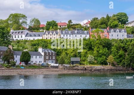 Le beau port de Portree à l'île de Skye en été. Banque D'Images