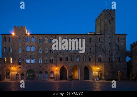 Palais Pretorio, Tour Porcellino et place priori dans un moment calme de la soirée avec la lumière bleue, Volterra, Pise, Toscane, Italie Banque D'Images