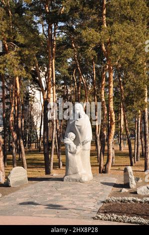 Kiev, Ukraine,-février, 23,2022, sculpture en pierre de mère avec deux enfants, concept de guerre. Photo de haute qualité Banque D'Images