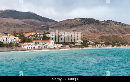 Vue sur le bord de mer de Vila Baleira. Paysage côtier de l'île de Porto Santo, archipel de Madère, Portugal Banque D'Images