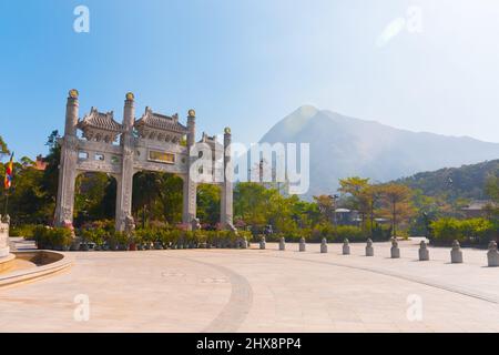 Ngong Ping Piazza belle porte, île Lantau, Hong Kong, Chine. Bouddha Tian Tan (Grand Bouddha) et monastère po Lin à proximité. Pas de touristes Banque D'Images