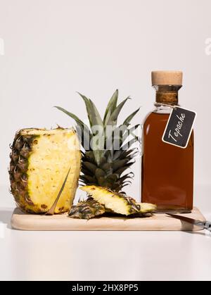 Boisson mexicaine d'ananas fermenté de Tepache. Boisson à l'ananas effervescente brassée maison, à base de zeste d'ananas fermenté. Banque D'Images