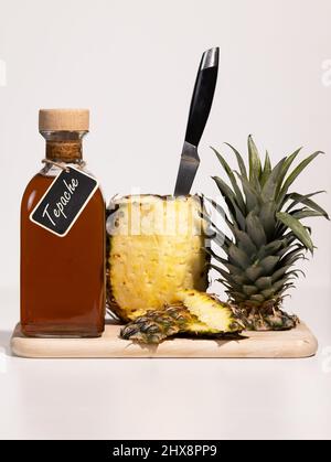 Boisson mexicaine d'ananas fermenté de Tepache. Boisson à l'ananas effervescente brassée maison, à base de zeste d'ananas fermenté. Banque D'Images