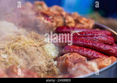 Saucisses fraîchement cuites et porc au chou. Banque D'Images