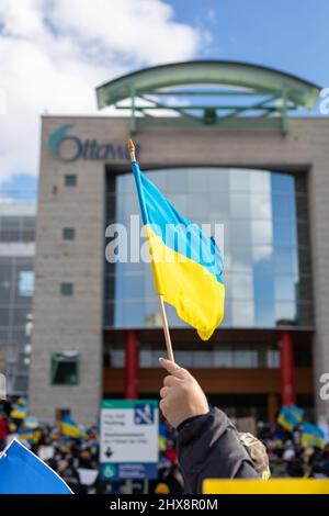 Ottawa, Canada - le 27 février 2022 : rassemblement en faveur de l'Ukraine contre la guerre. Manifestation et marche contre l'invasion russe de l'Ukraine. Drapeau ukrainien Banque D'Images