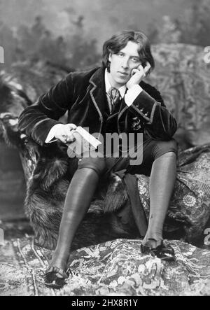 Oscar Wilde (1854-1900) est un auteur, poète et dramaturge, connu pour son esprit philosophique, l'esthétisme, et de l'hédonisme. Wilde a été arrêté, jugé et condamné en 1885 pour grossière indécence avec les hommes, et a servi deux ans en prison. Quelques années plus tard, il est mort dans la misère à Paris à l'âge de 46 ans. Banque D'Images