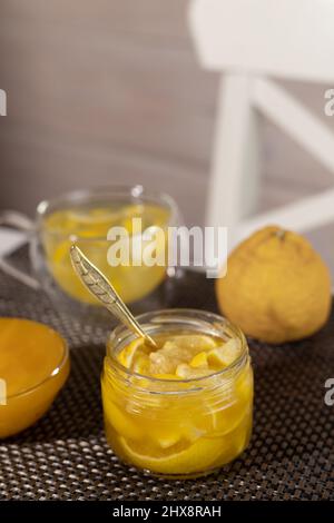Thé yuzu à base de confiture de yuzu et de miel. Yuja-chhong est une marmelade à base de zeste de yuzu, de jus et de miel. Banque D'Images