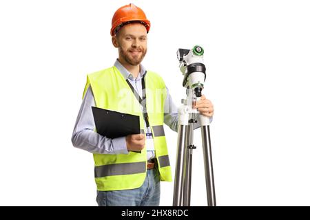 Arpenteur géodésique avec un équipement de mesure souriant à la caméra isolée sur fond blanc Banque D'Images