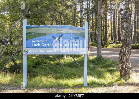 Panneau de bienvenue au RSPB Loch Garten nature Center, dans la réserve naturelle nationale Abernethy, Highland, Écosse, Royaume-Uni. Banque D'Images