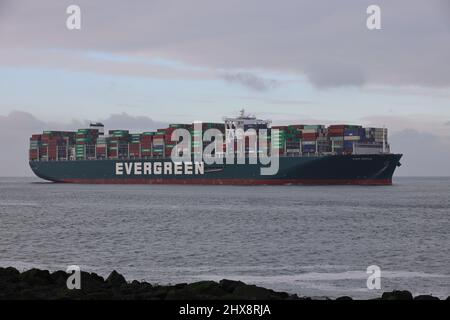 Le navire à conteneurs toujours doux atteindra le port de Rotterdam le soir du 14 novembre 2021. Banque D'Images