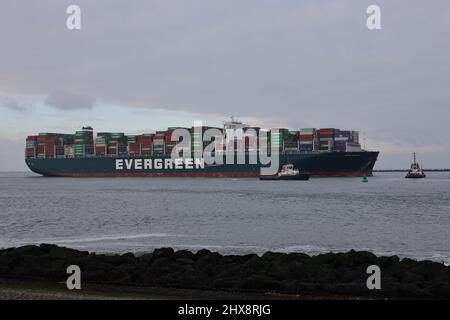 Le navire à conteneurs toujours doux atteindra le port de Rotterdam le soir du 14 novembre 2021. Banque D'Images